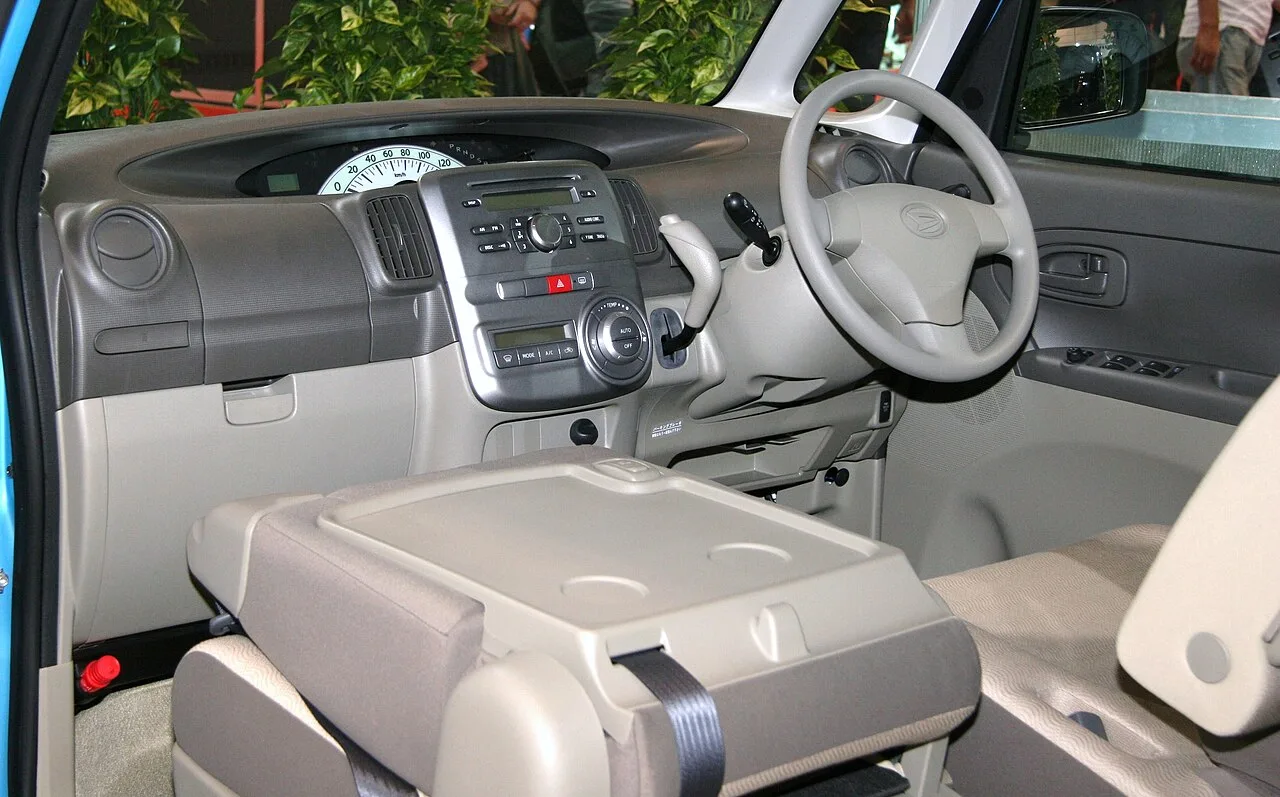 Daihatsu Tanto second generation L375, interior