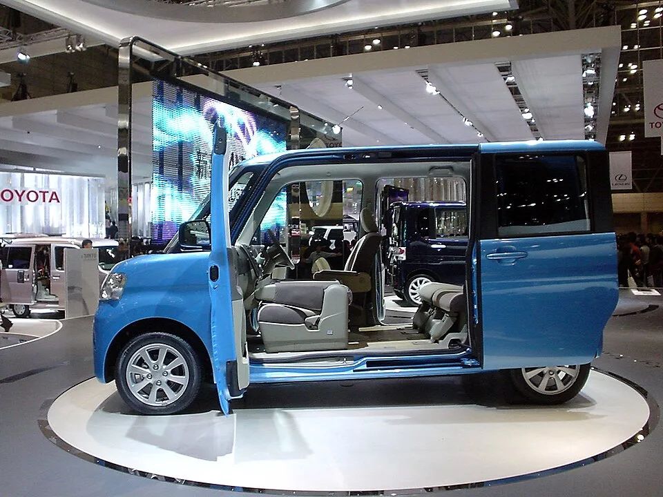 Daihatsu Tanto first generation L350, side