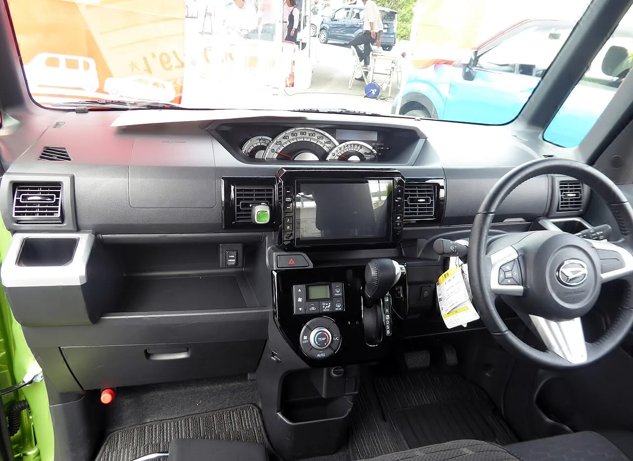 Daihatsu Wake LA700S / LA710S, interior