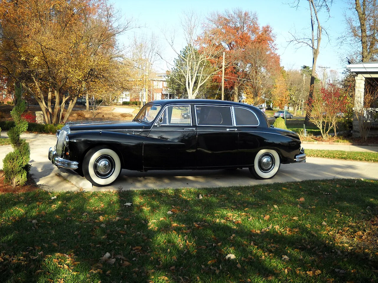 Daimler Majestic Major, side