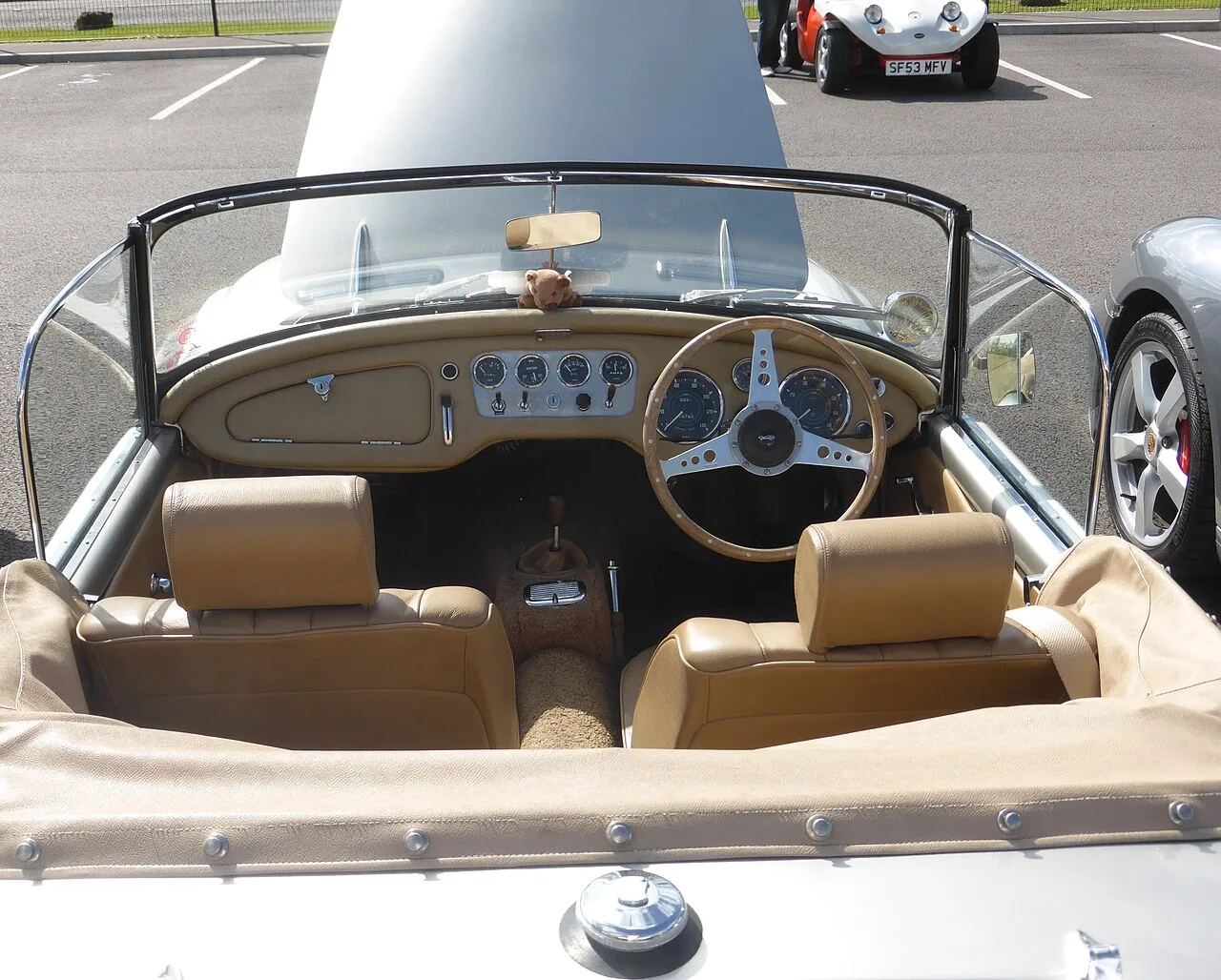 Daimler SP250, interior