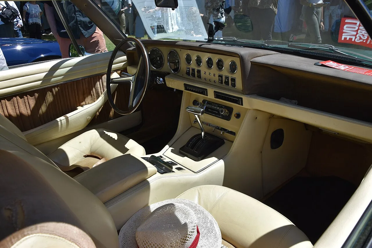 De Tomaso Longchamp, interior