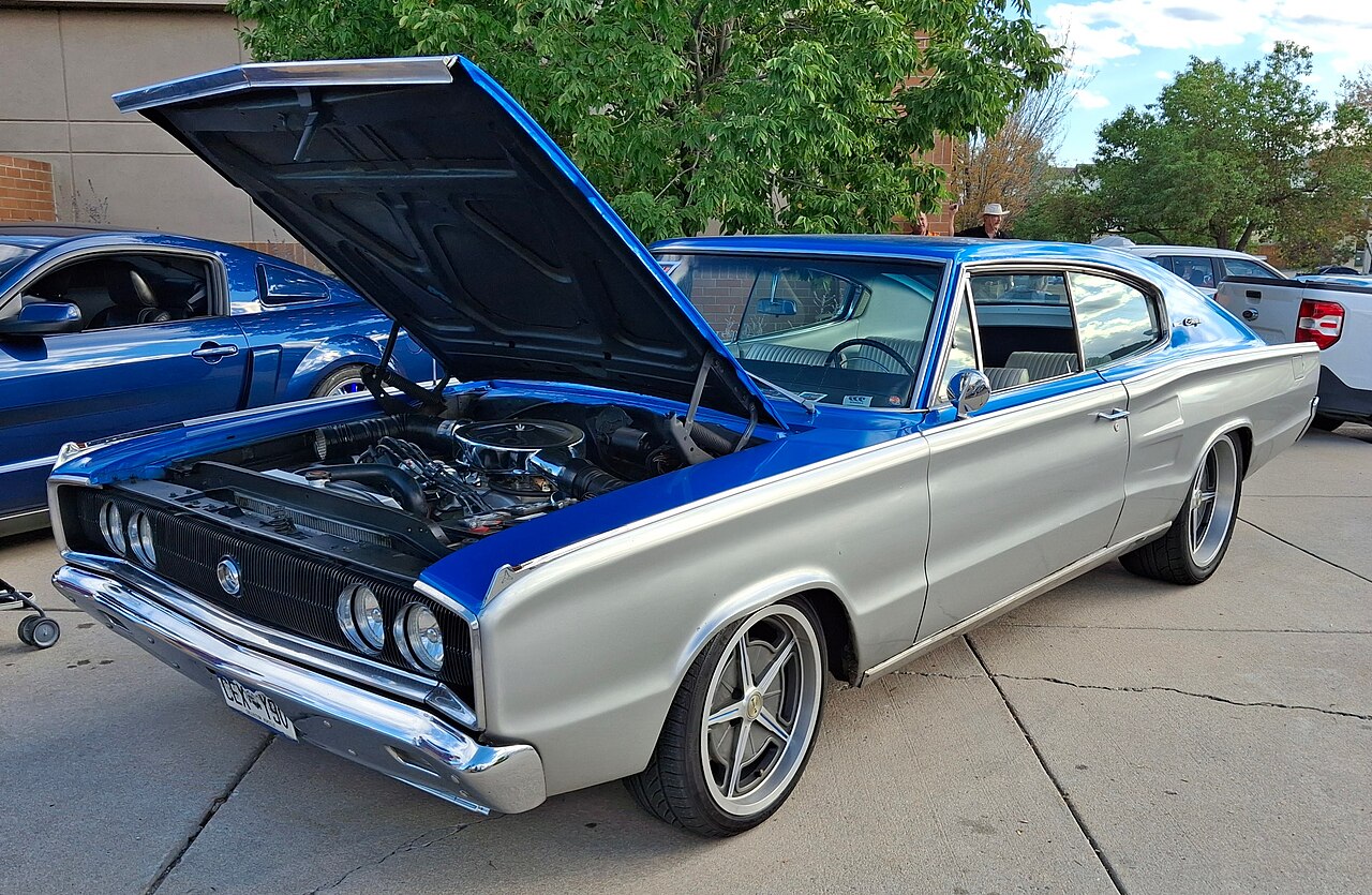 Dodge Charger, side