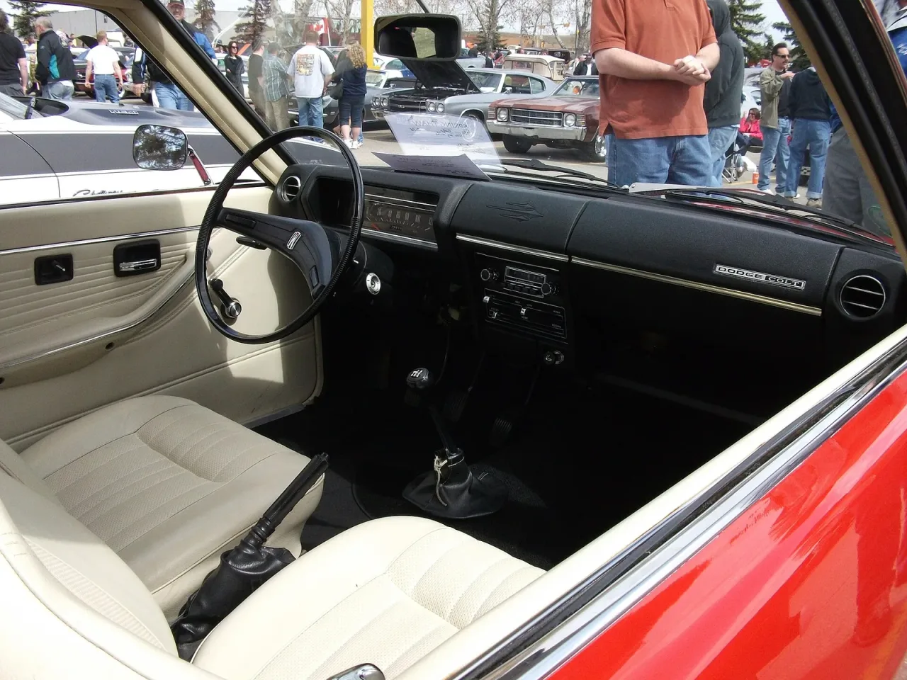 Dodge Colt, interior
