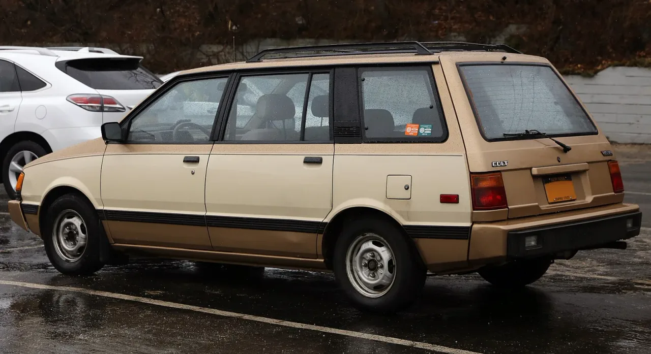 Dodge Colt, side