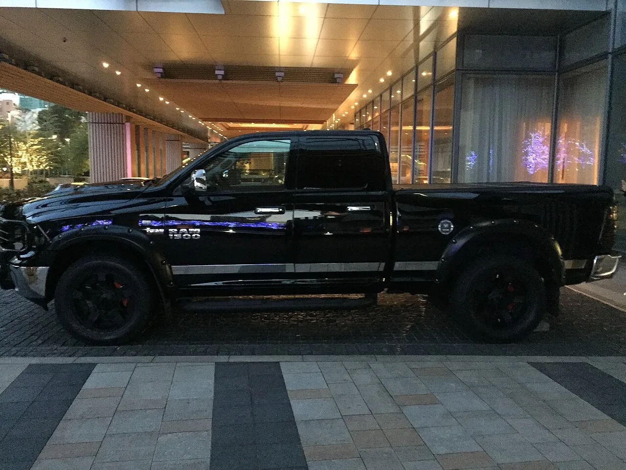 Dodge Ram 1500 Pickup, side