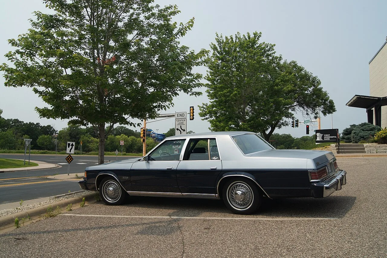 Dodge St. Regis, side