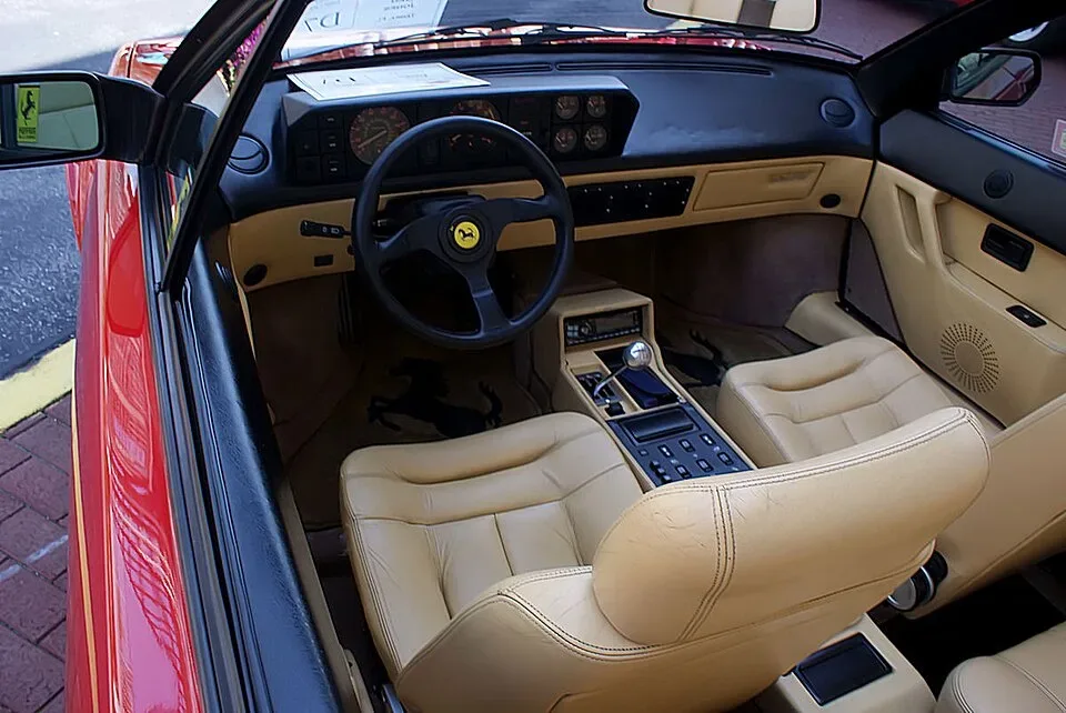 Ferrari 3.2 Mondial/Cabriolet, interior