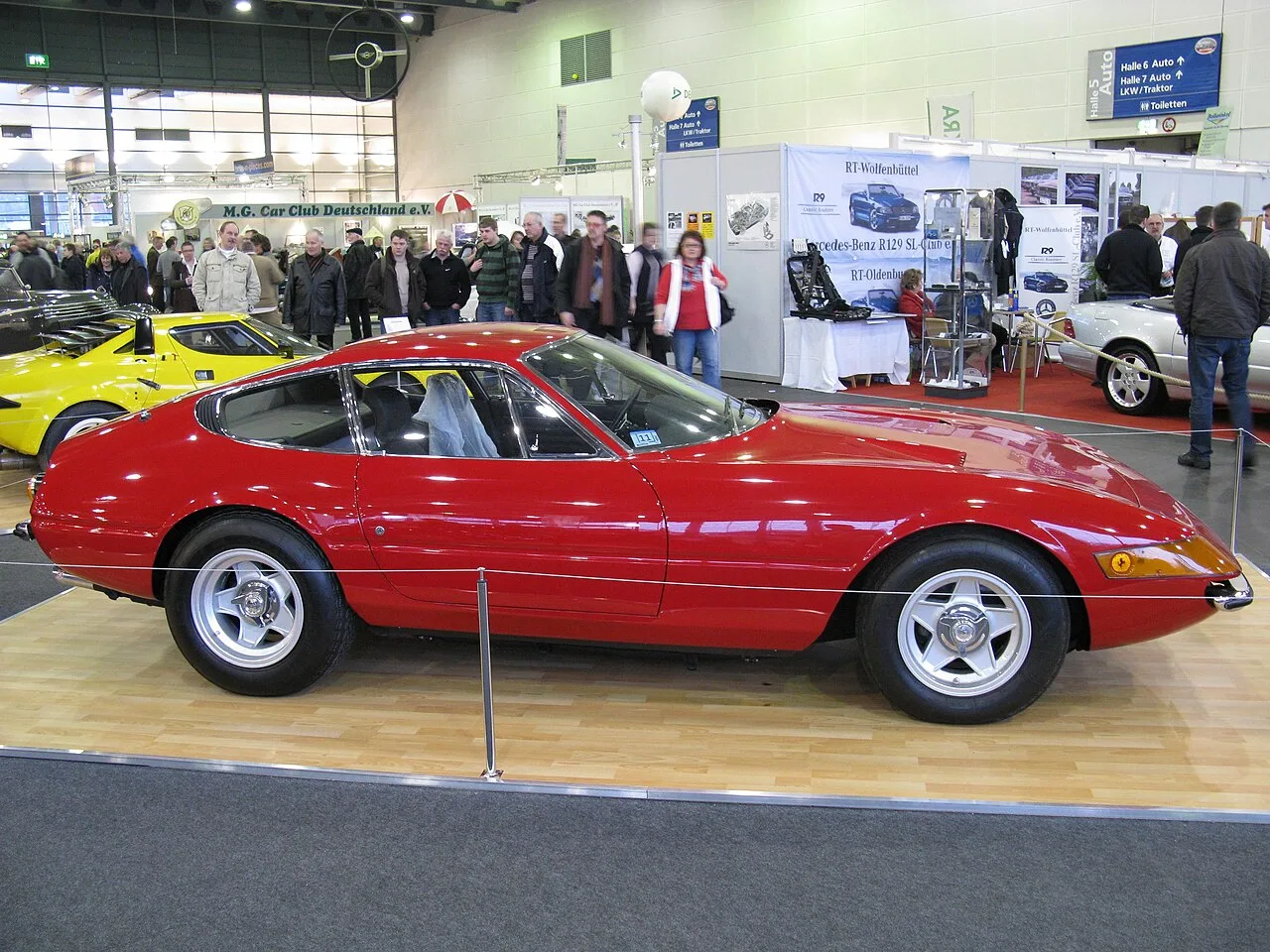 Ferrari 365 GTB/4 Daytona, side