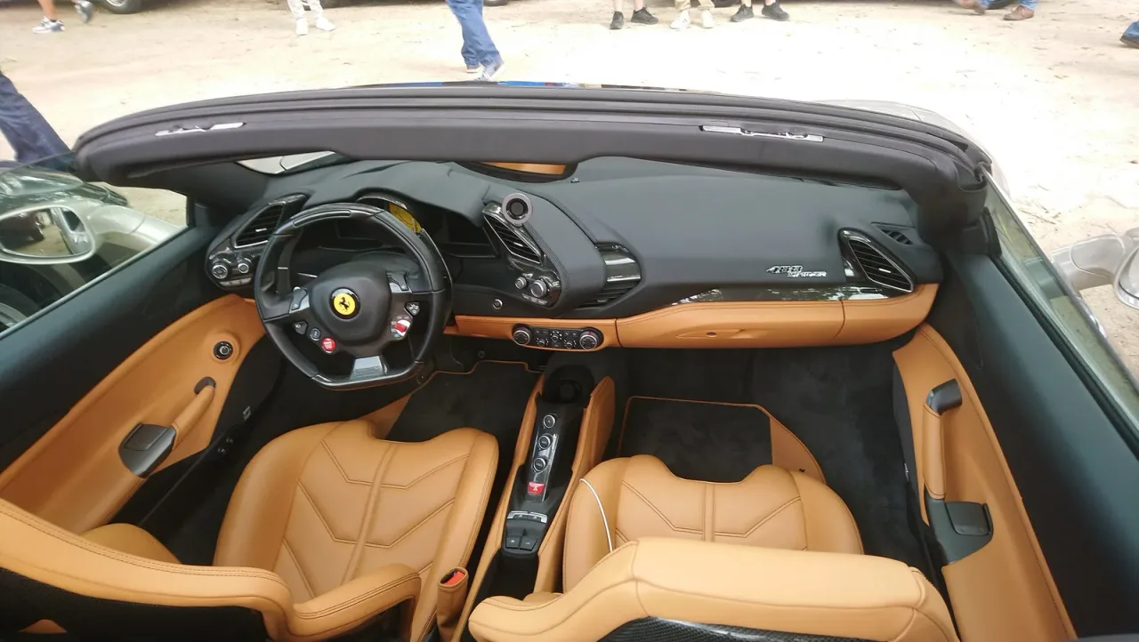 Ferrari 488 Spider, interior