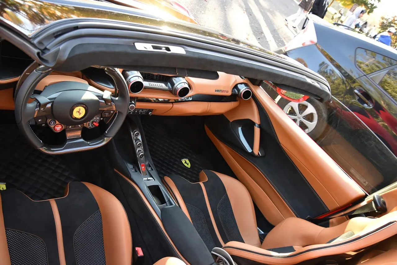 Ferrari 812 GTS, interior