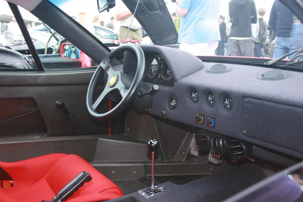 Ferrari F40, interior