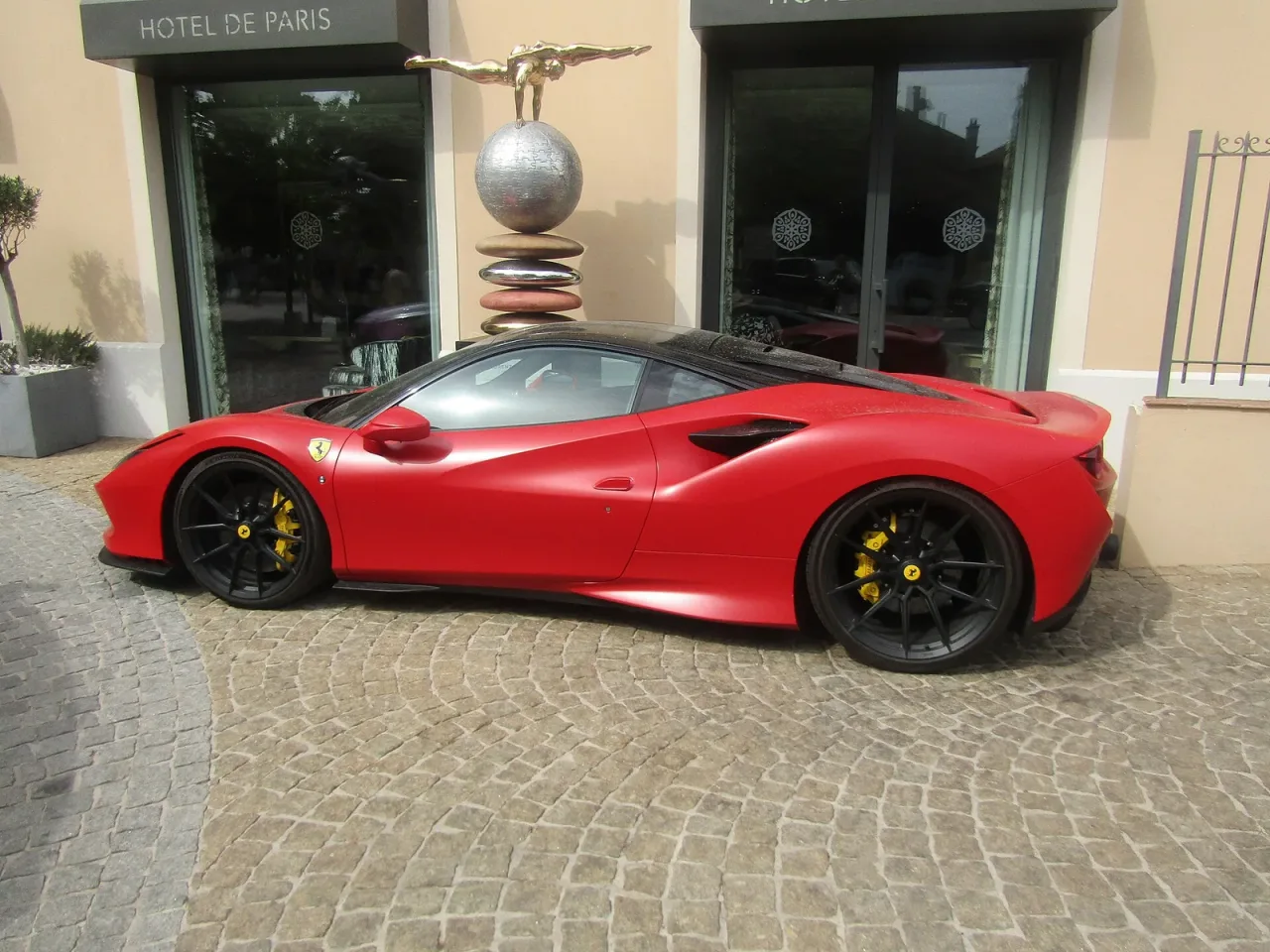 Ferrari F8 Spider, side