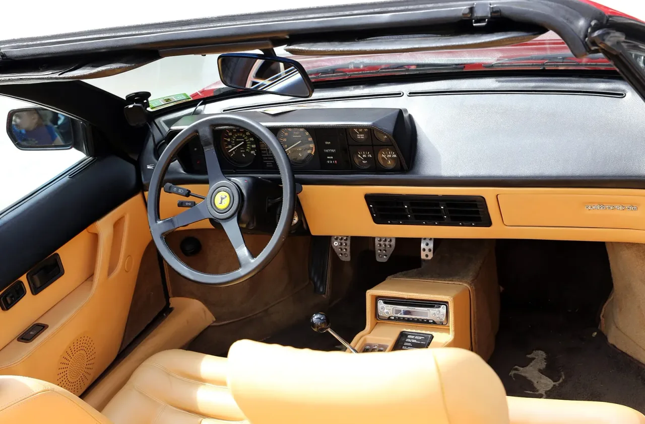 Ferrari Mondial/Cabriolet, interior