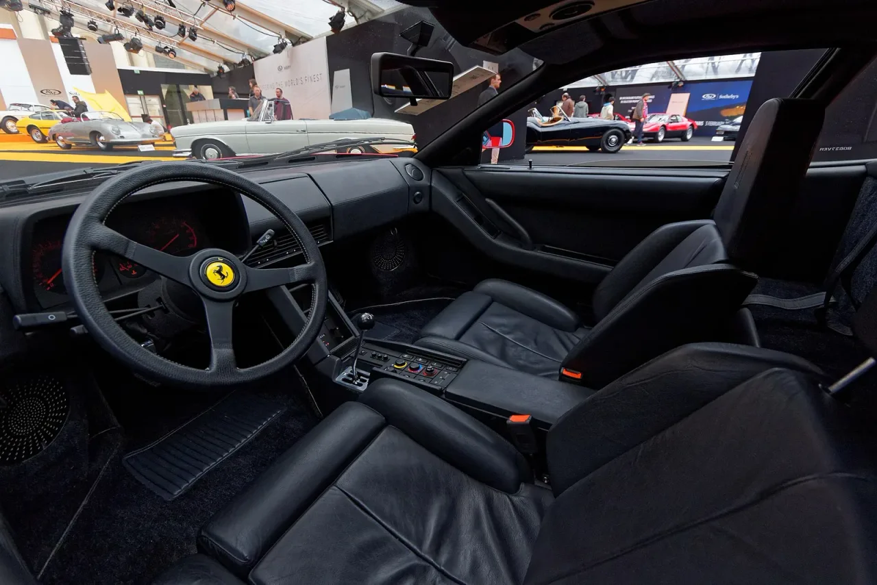 Ferrari Testarossa, interior