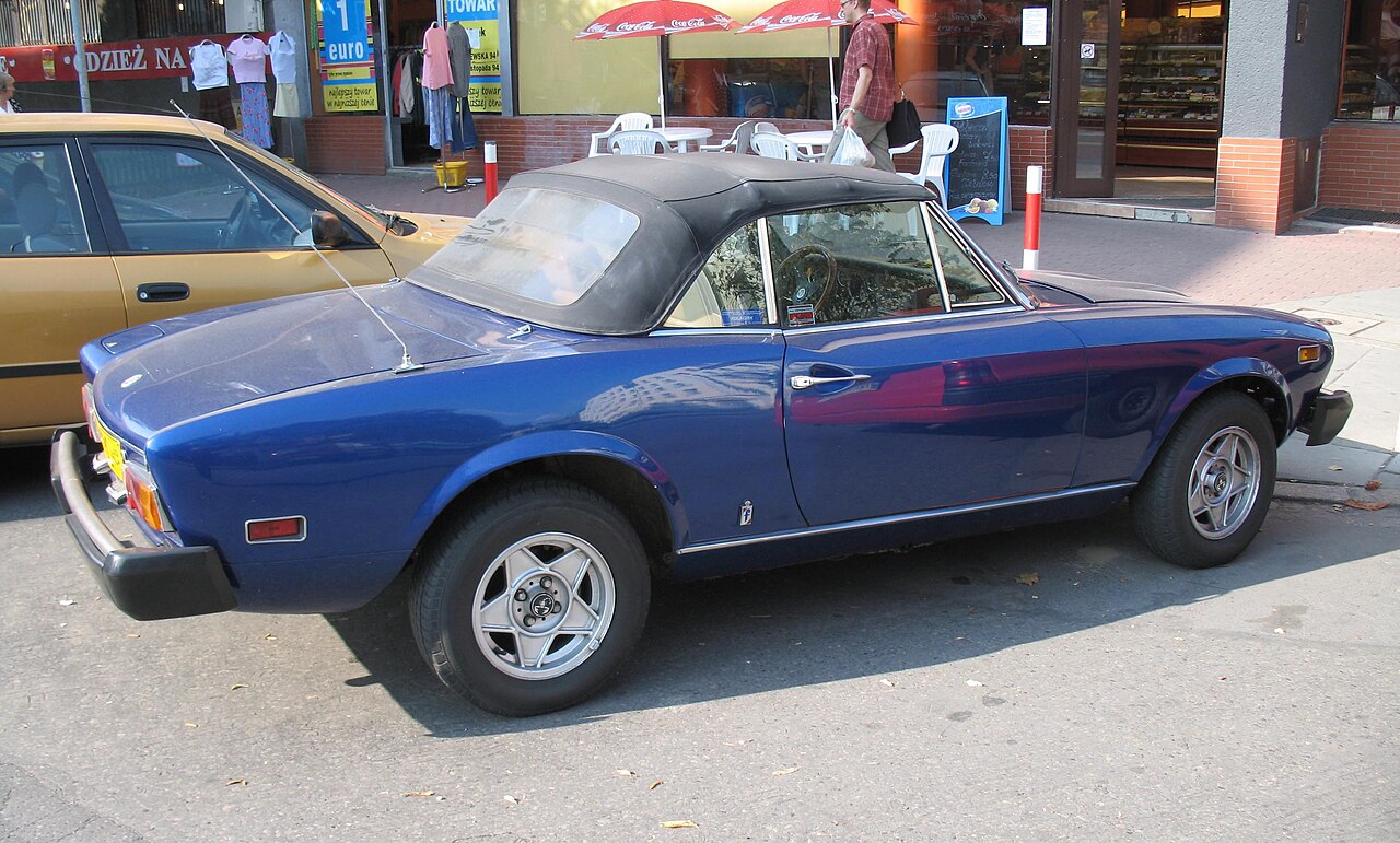 Fiat 124 Sport Spider, side