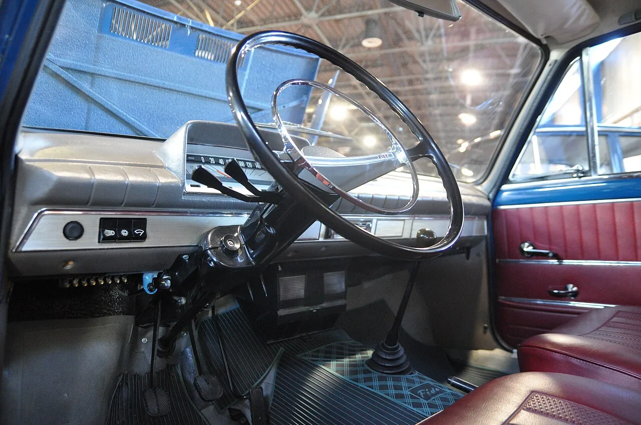 Fiat 124 saloon / Familiare, interior