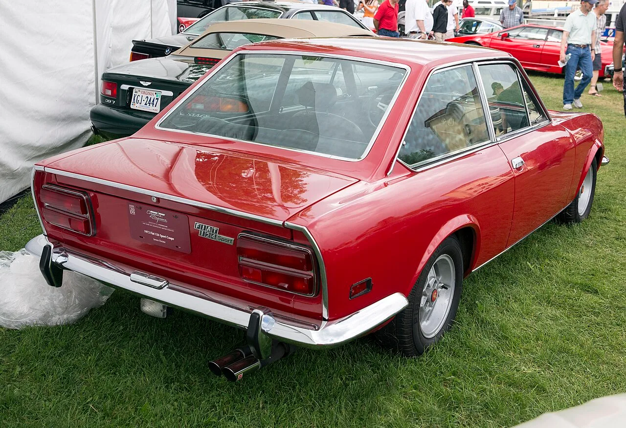 Fiat 124 saloon / Familiare, rear