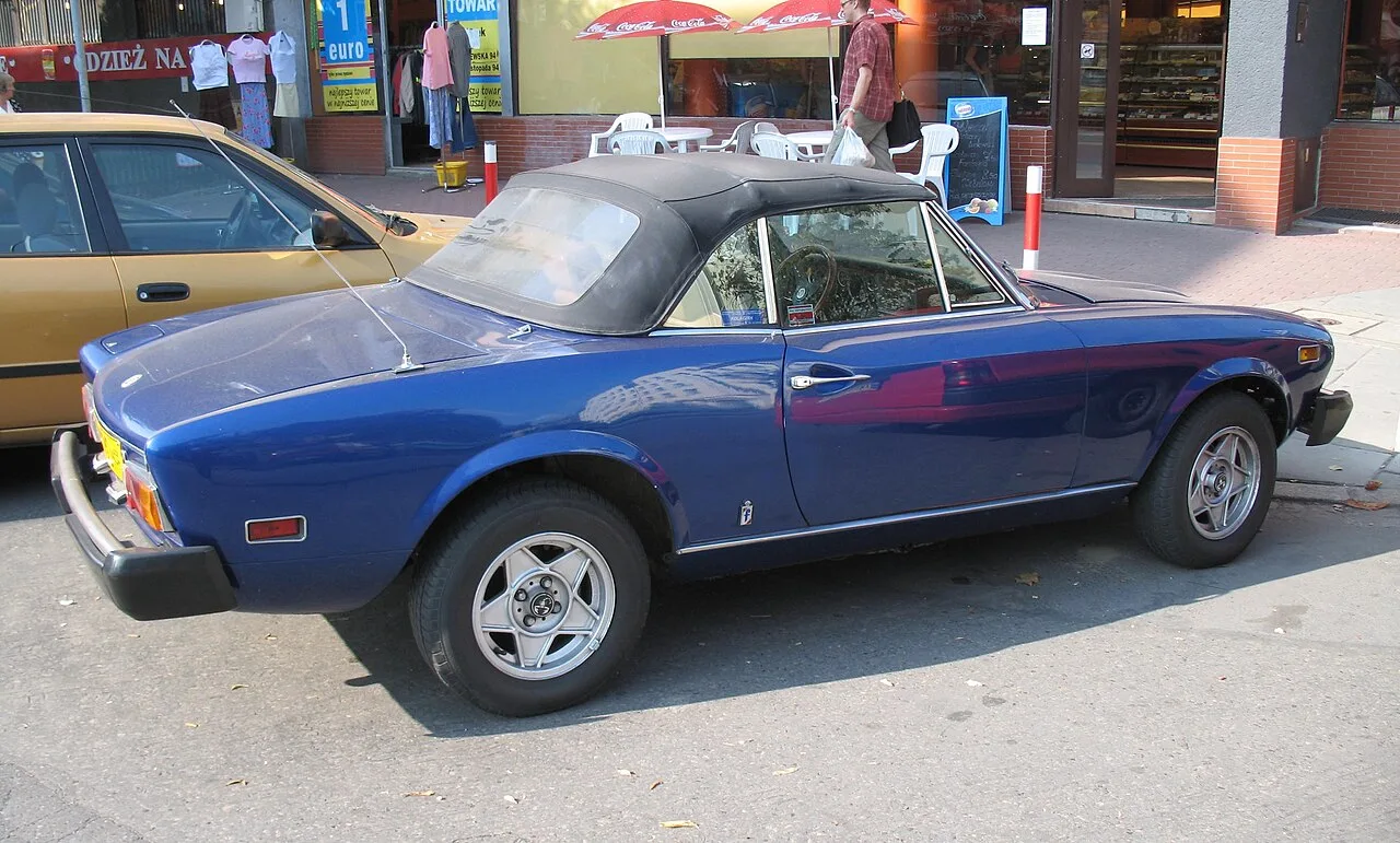 Fiat 124 saloon / Familiare, side