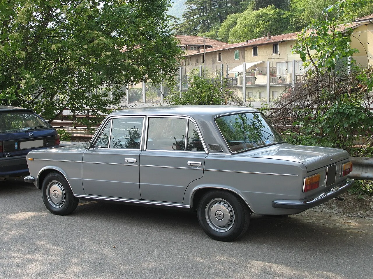 Fiat 125, side