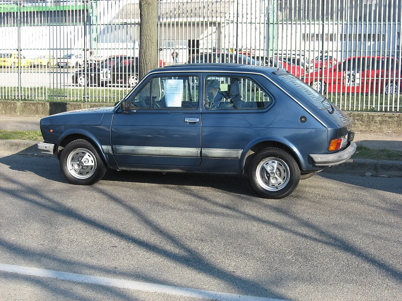 Fiat 127, side