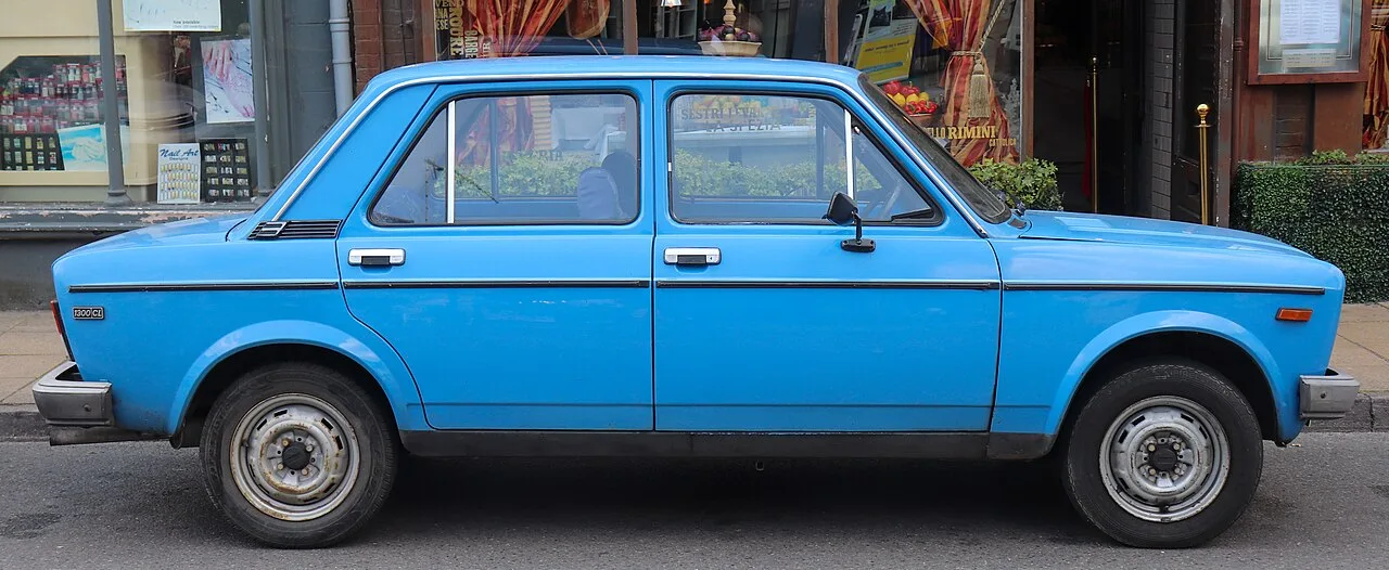 Fiat 128, side