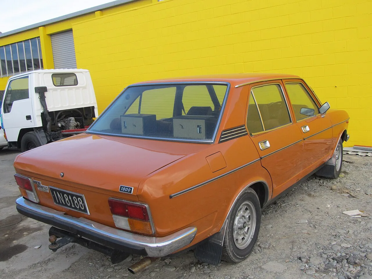 Fiat 132, side