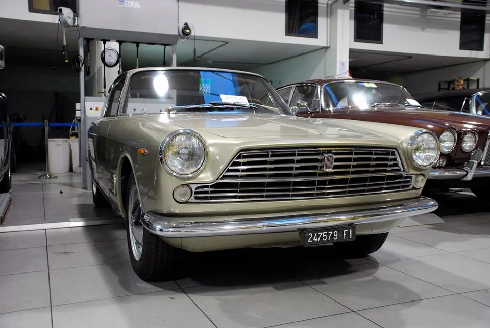 Fiat 2300, rear