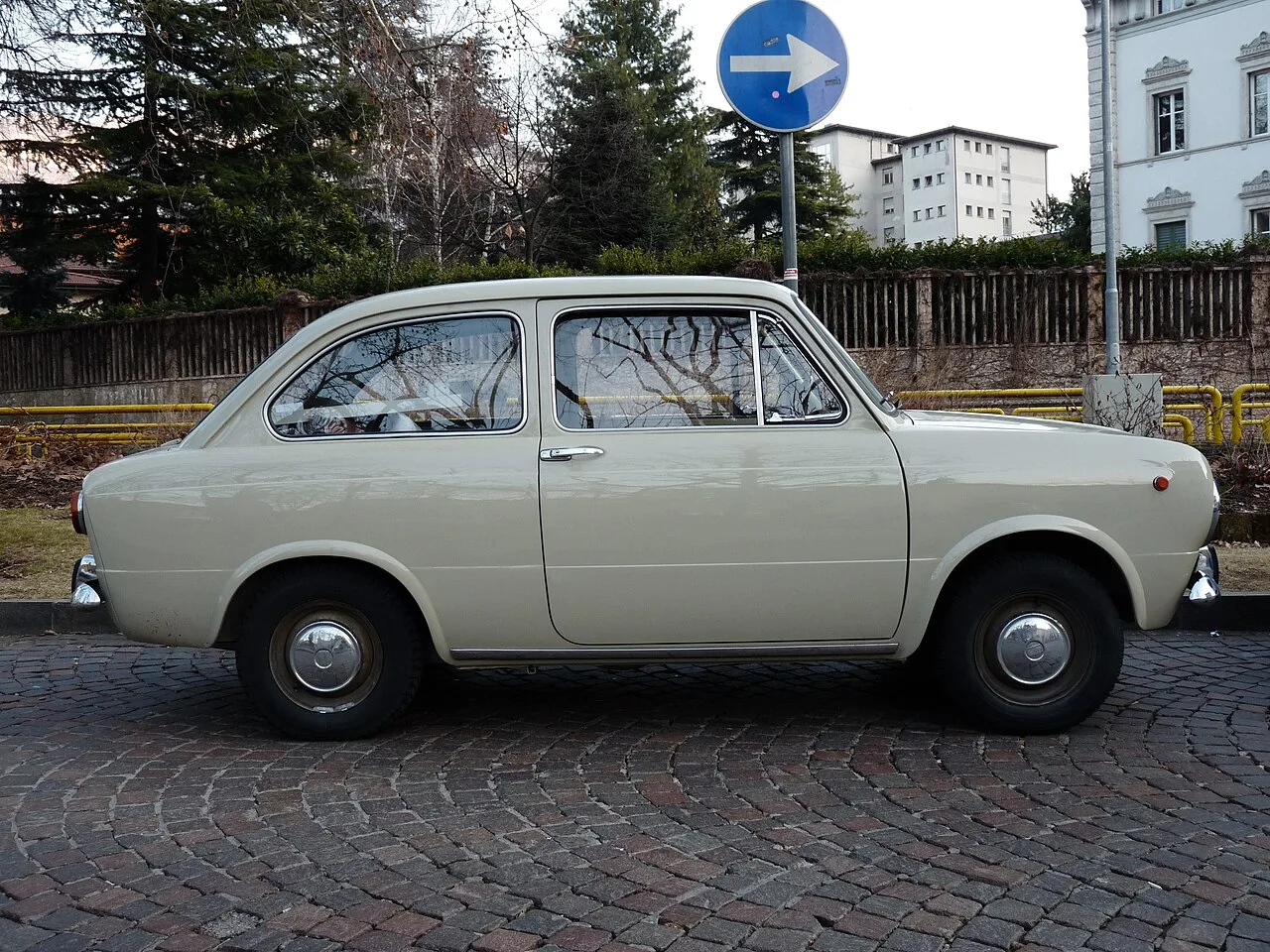 Fiat 850, side