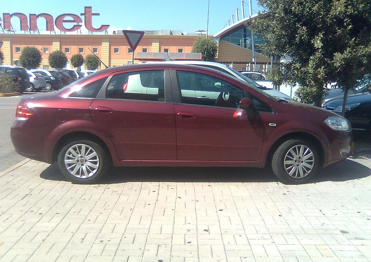 Fiat Linea, side