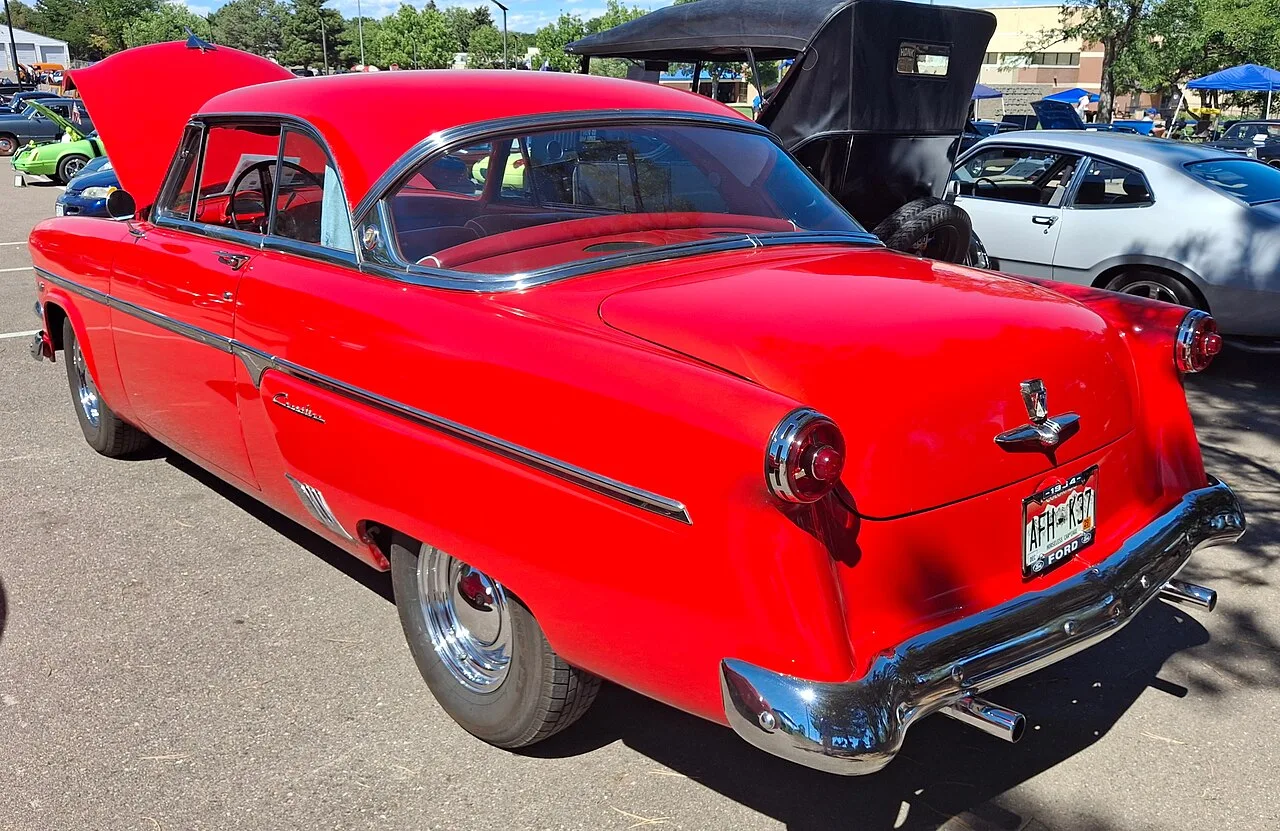 Ford Crestline, side