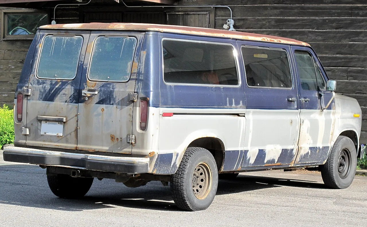 Ford E150 Club Wagon, rear