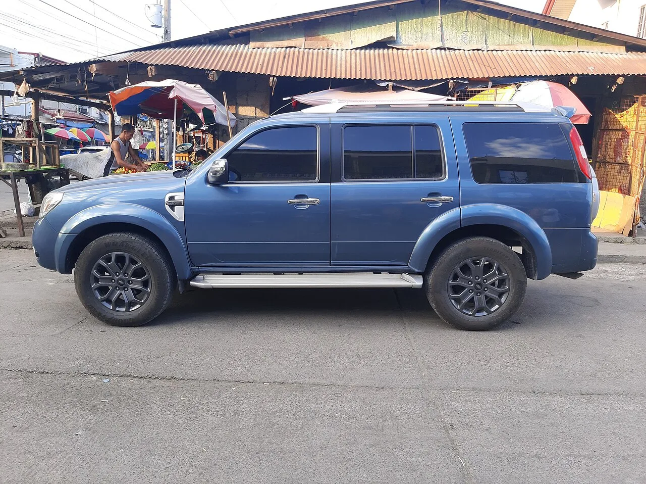 Ford Everest first generation, side