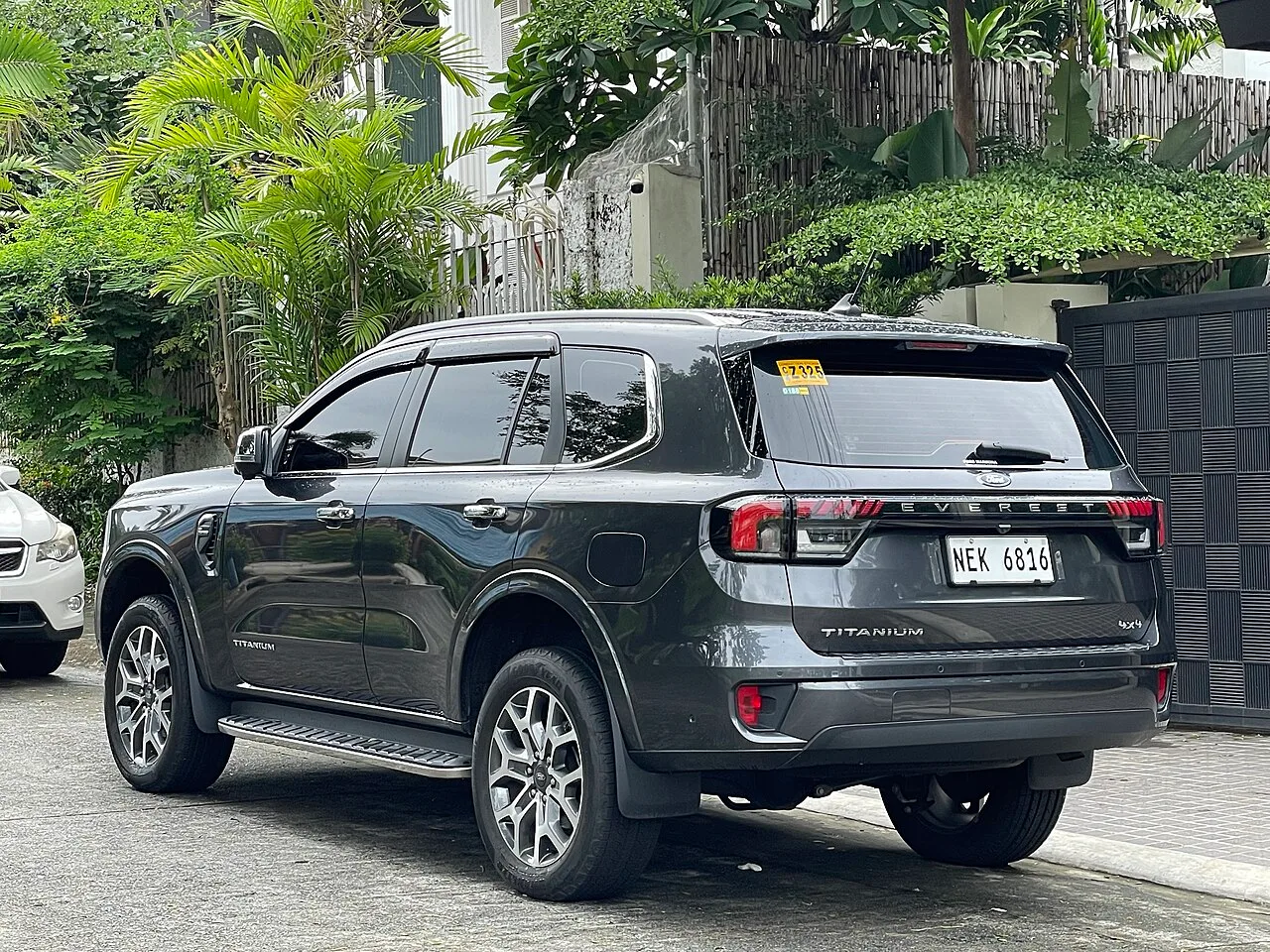 Ford Everest second generation, side