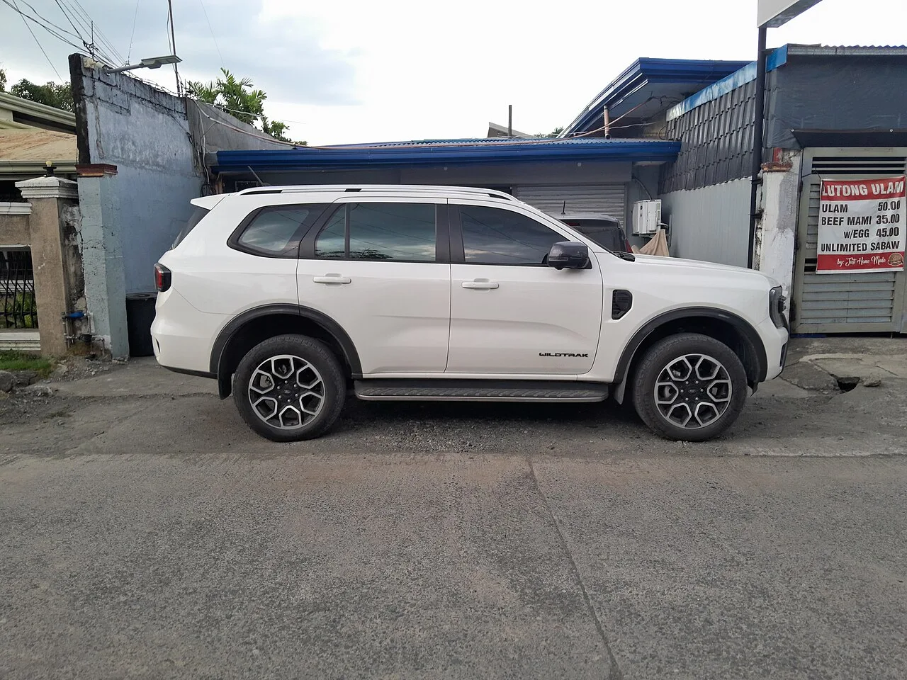 Ford Everest third generation, side