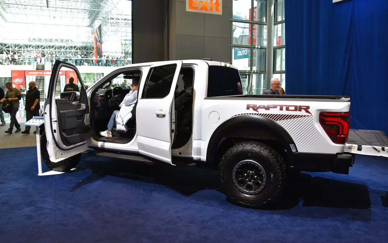 Ford F-150 Raptor, side