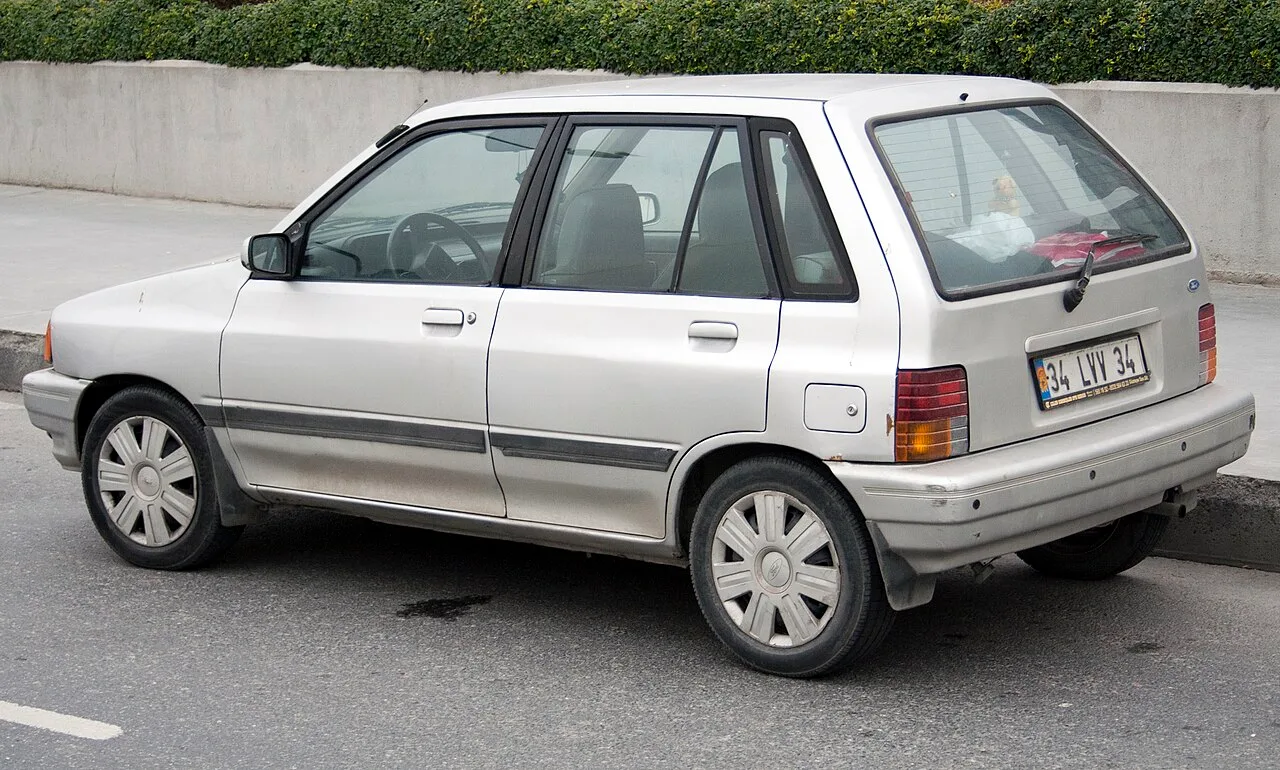 Ford Festiva Shogun, rear