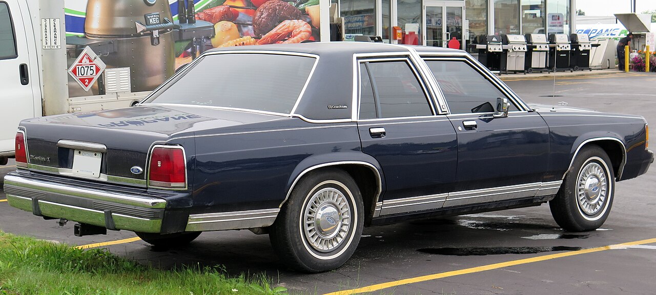 Ford LTD Crown Victoria/Country Squire Wagon, rear