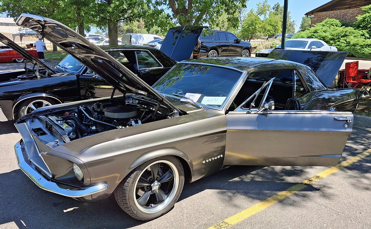 Ford Mustang, side