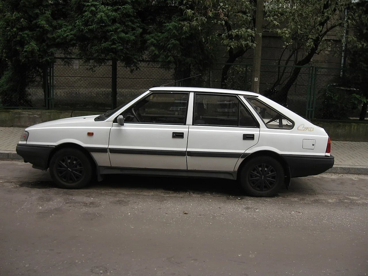 FSO Polonez Caro, side