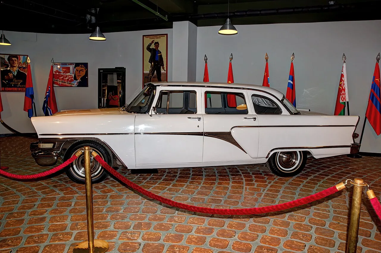 GAZ Chaika GAZ-13, side