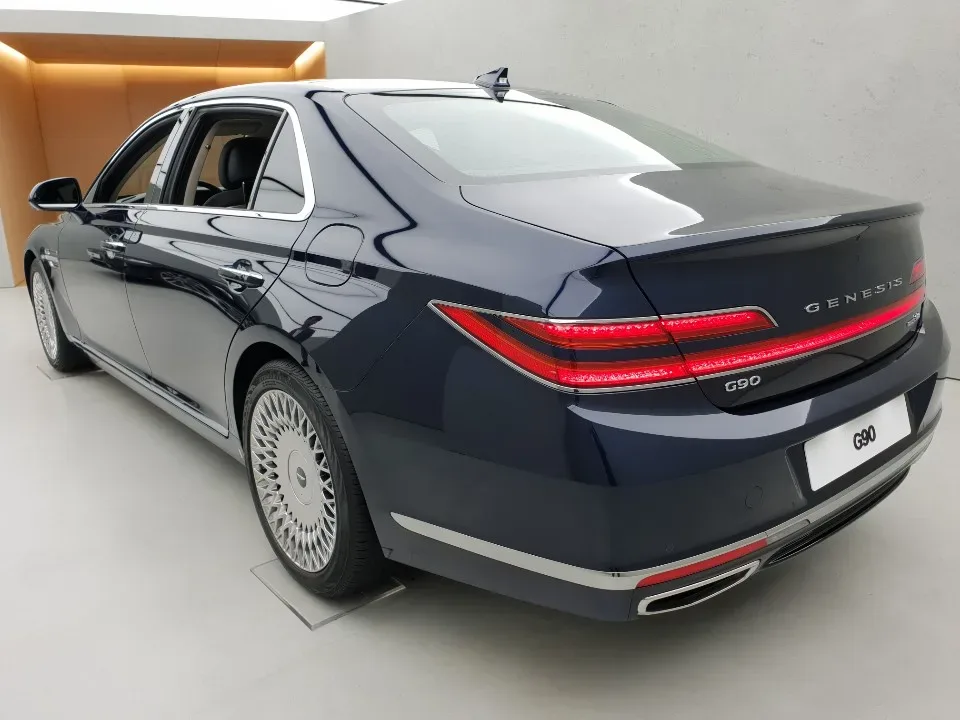 Genesis G90, side