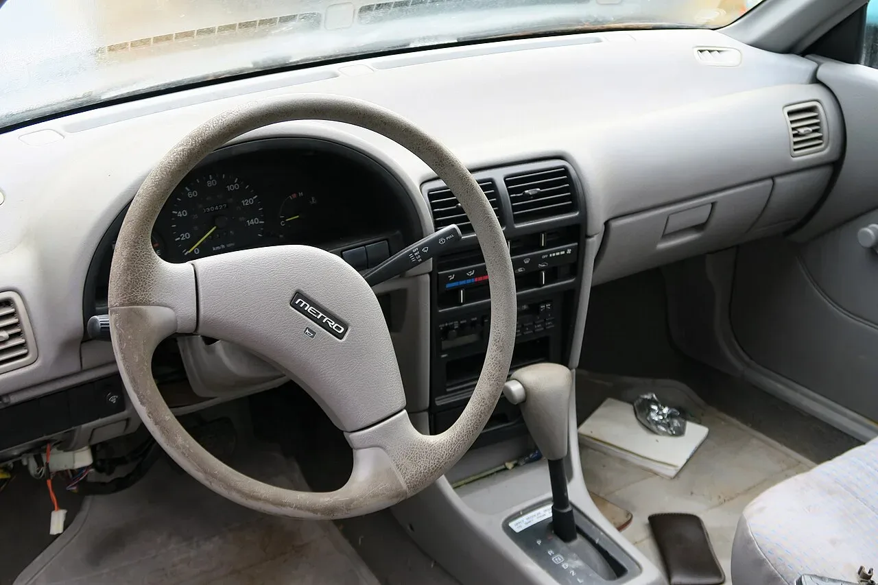 Geo Metro, interior