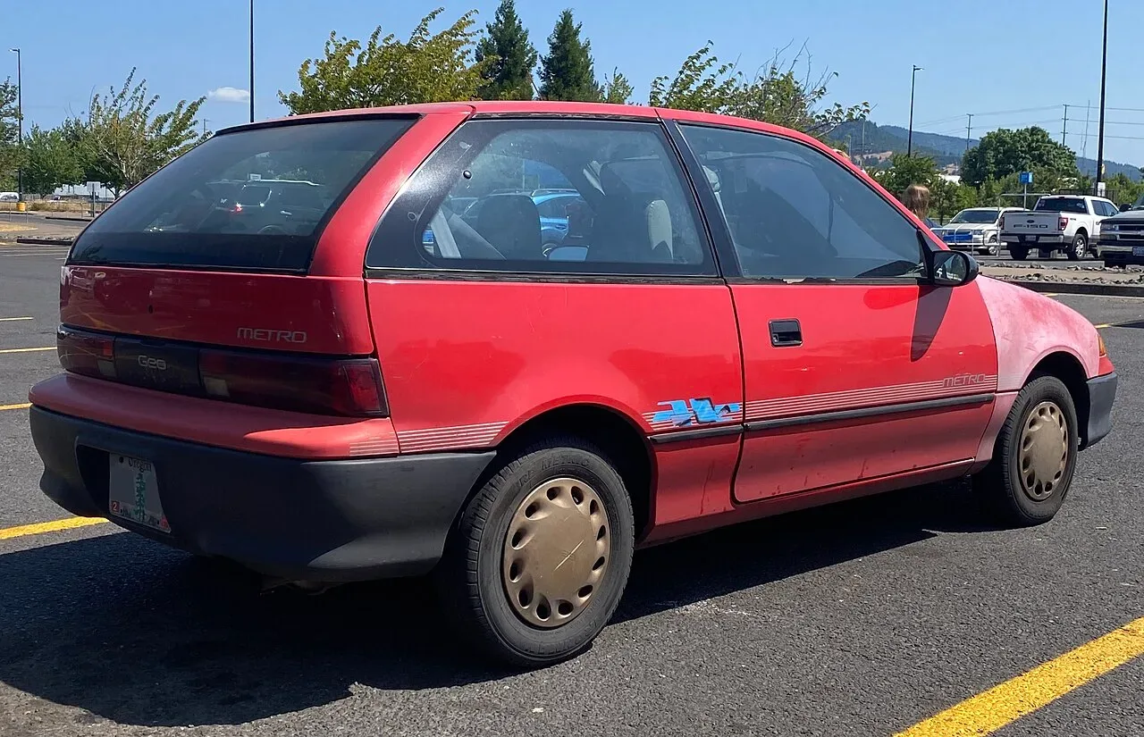 Geo Metro, rear