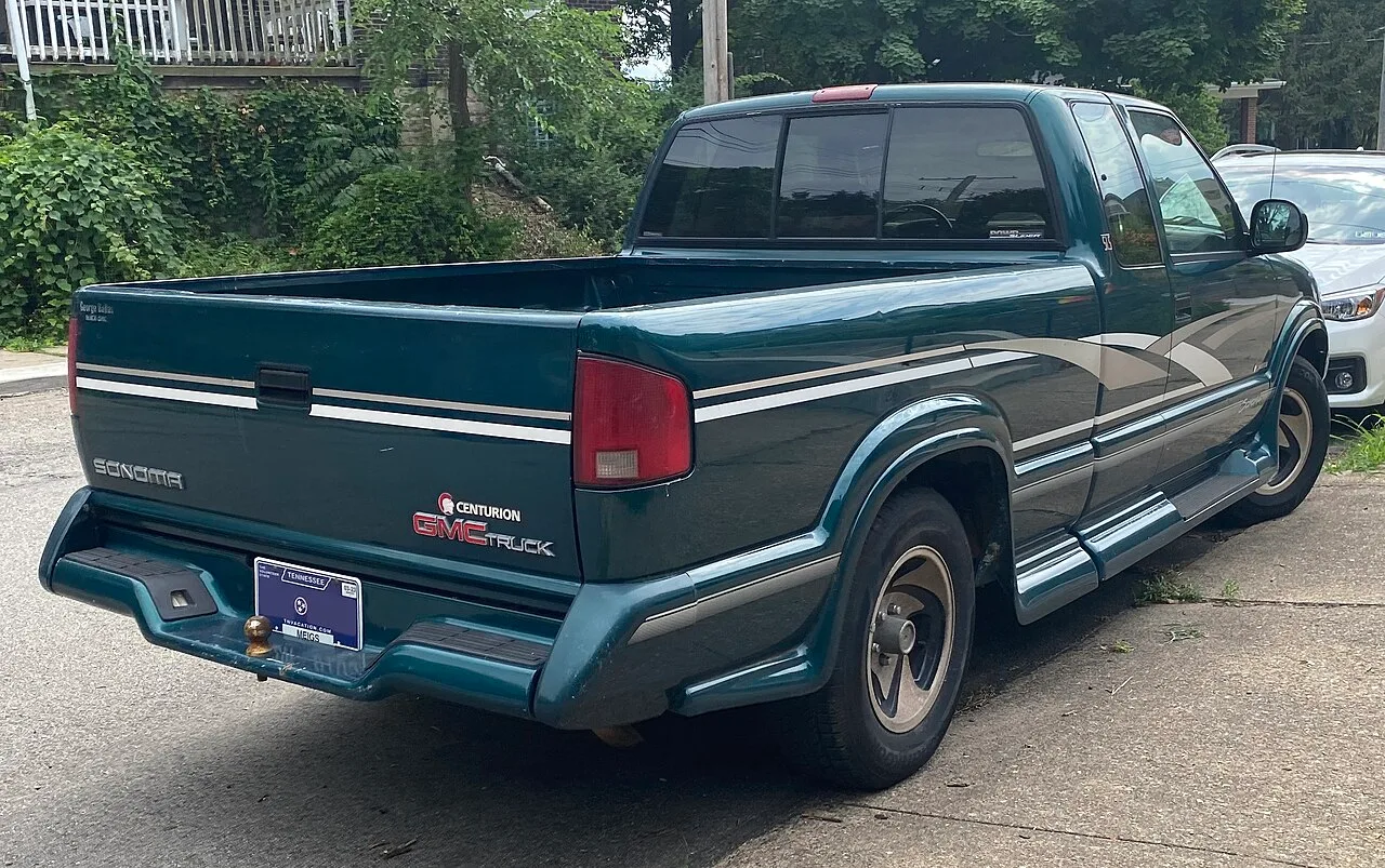 GMC Sonoma, rear