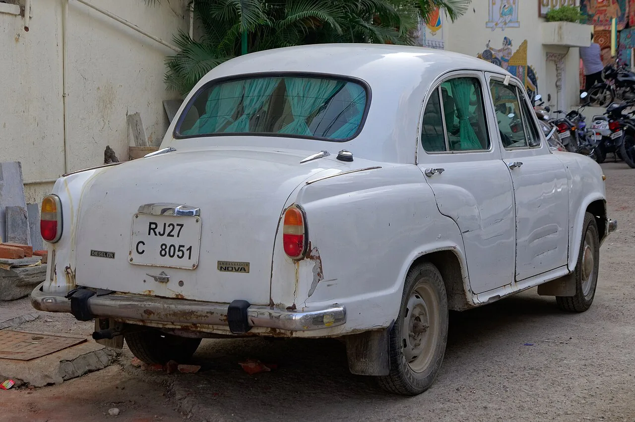 Hindustan Ambassador Nova, rear