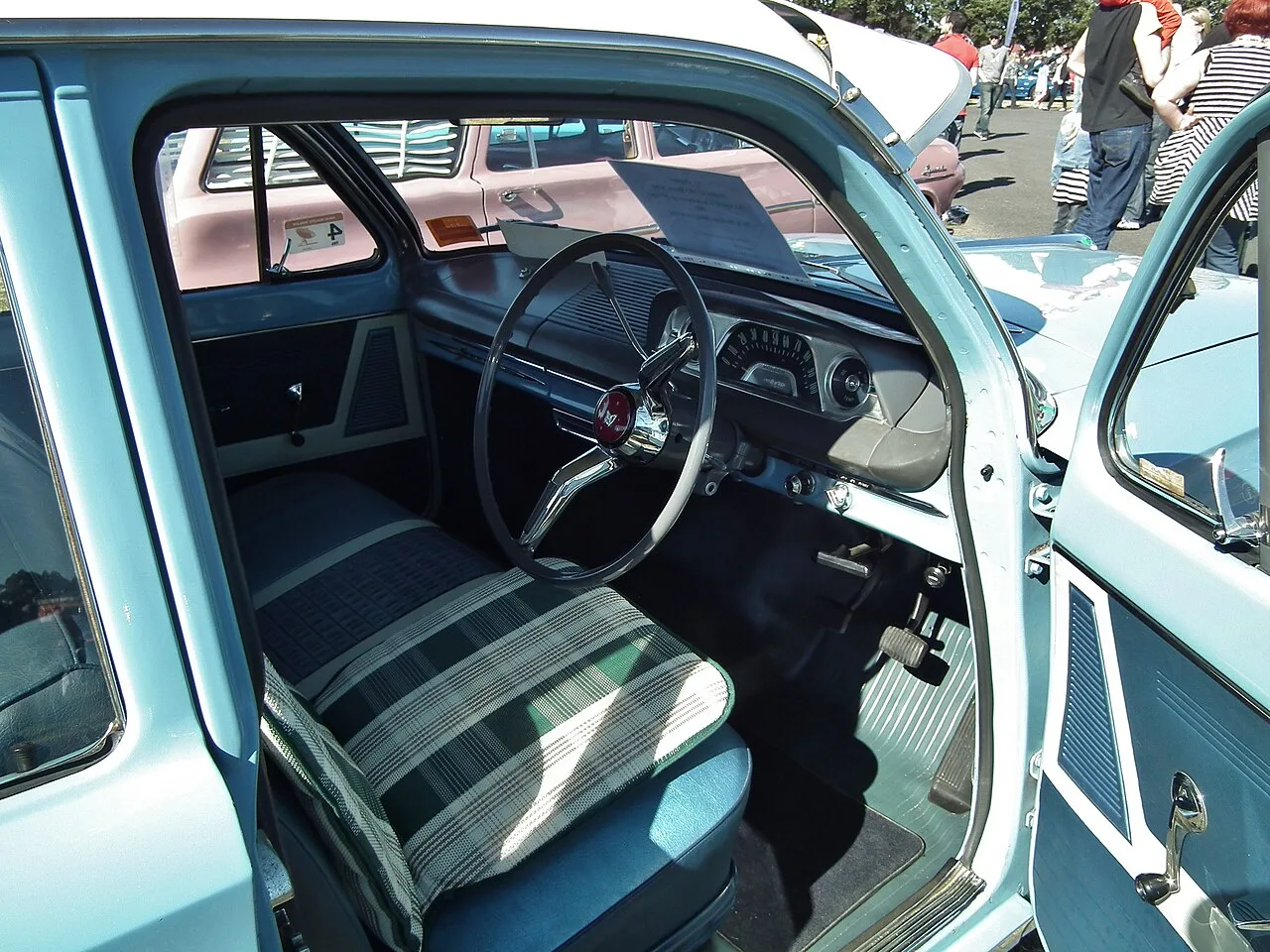Holden EJ, interior