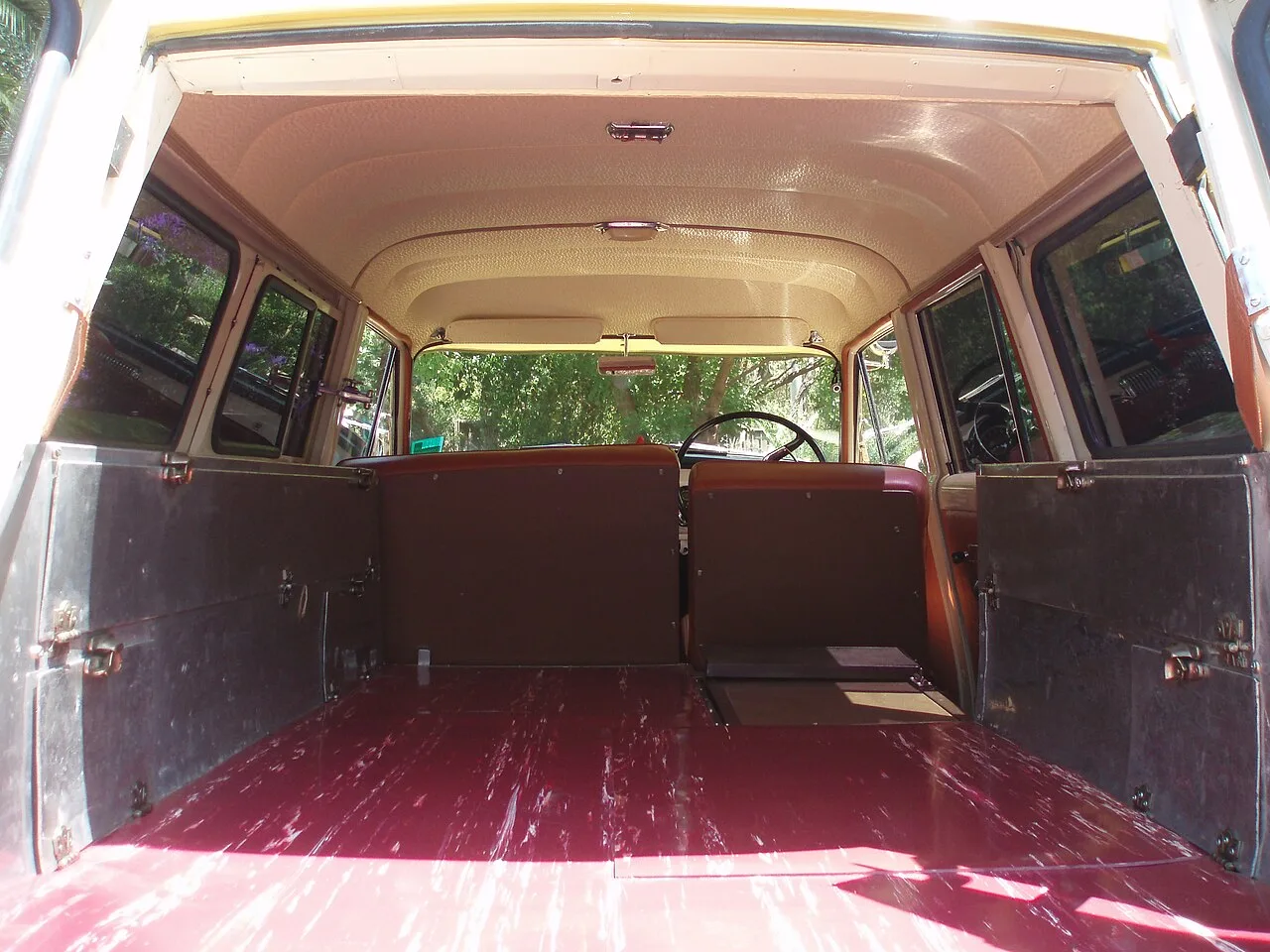 Holden FC, interior