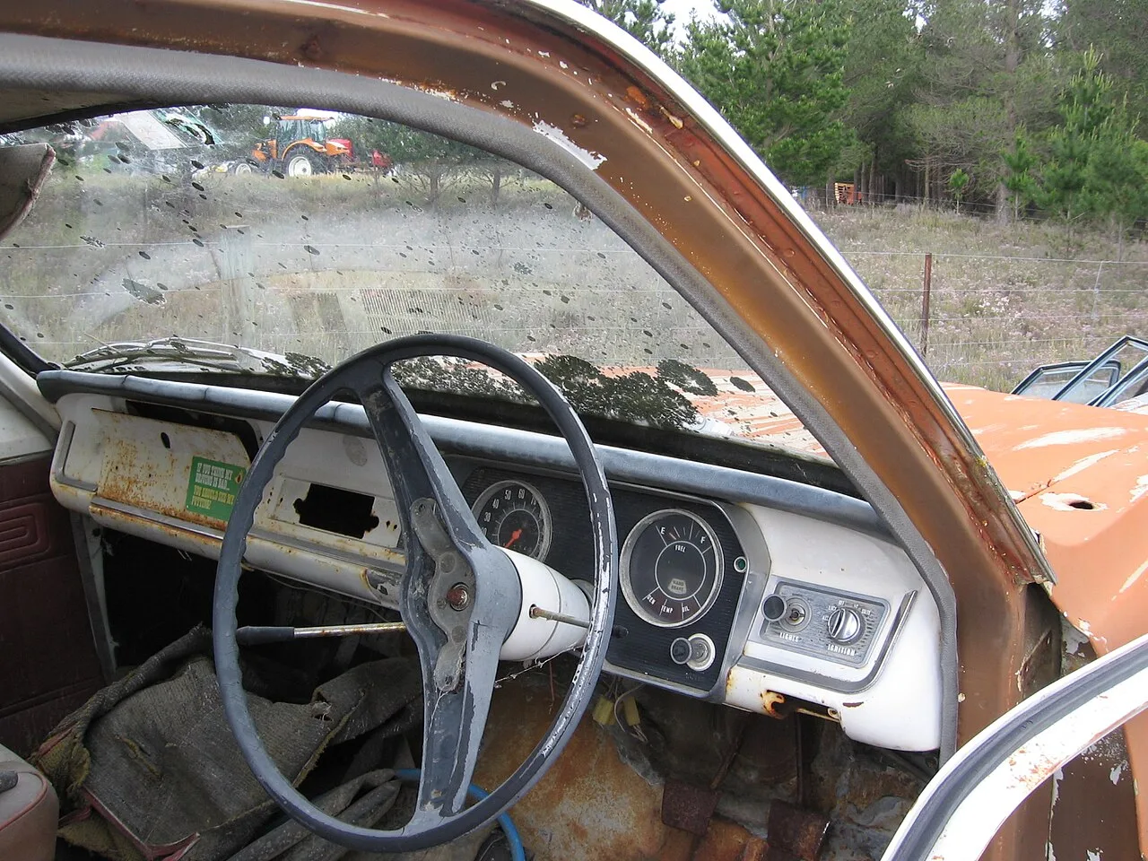 Holden HR, interior