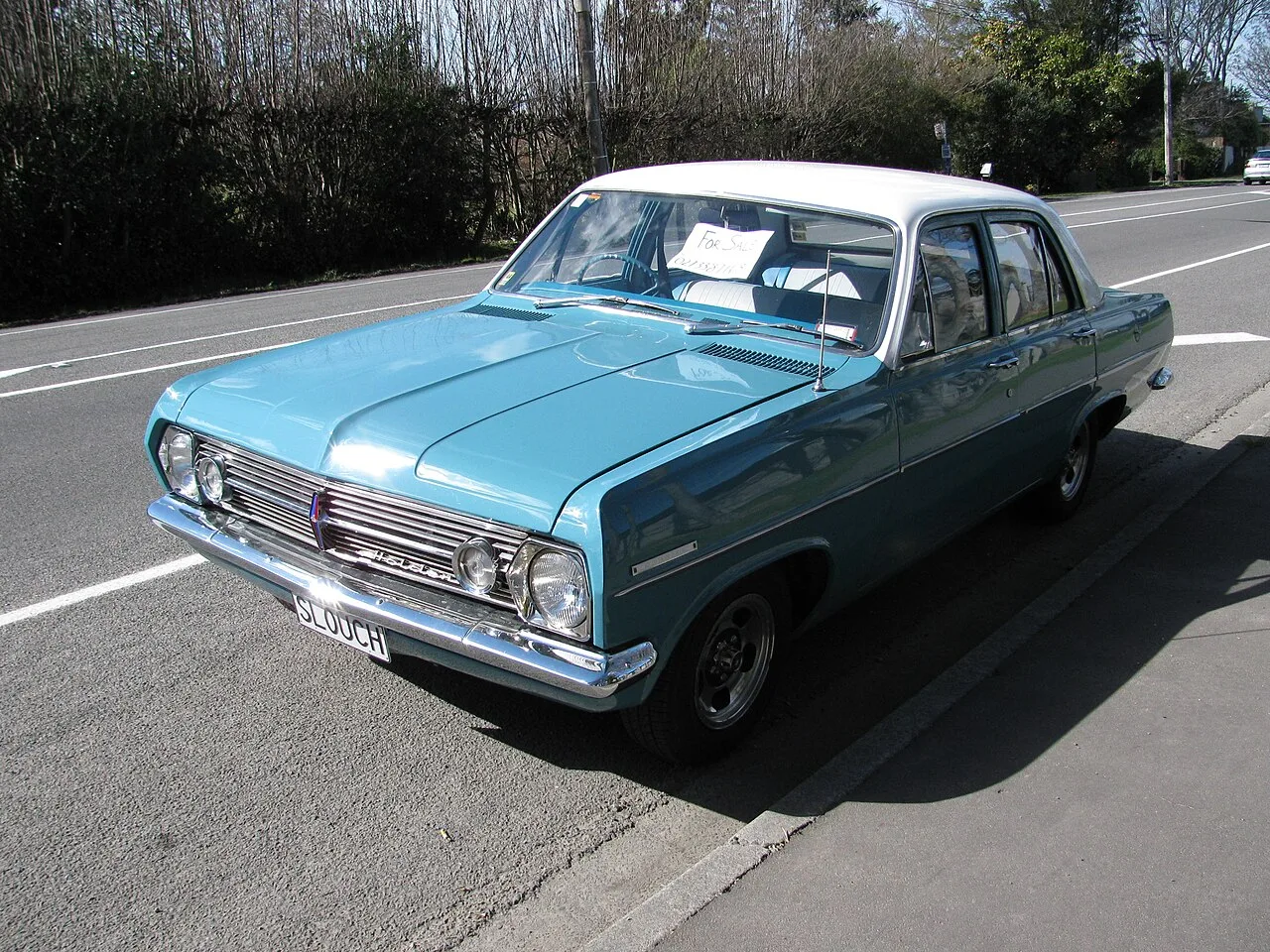 Holden HR, side